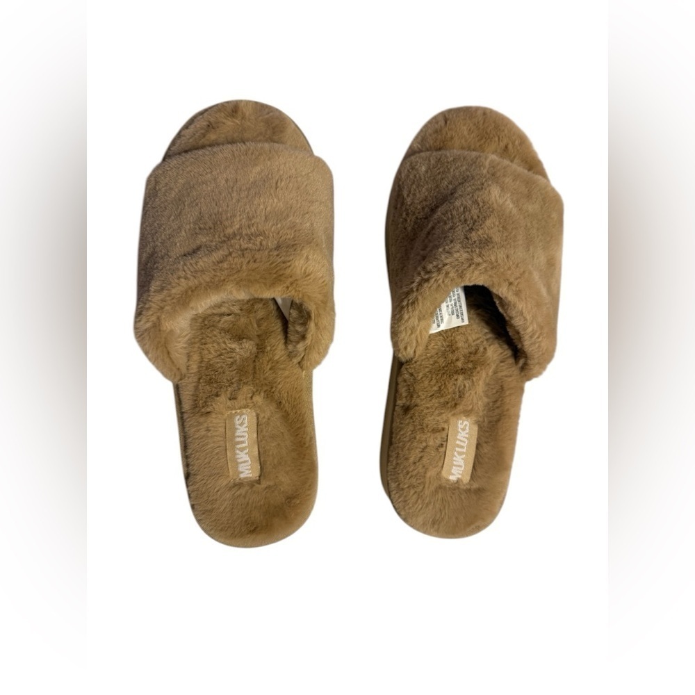 NWT MUK LUKS faux fur platform slipper, size medium (9-10)